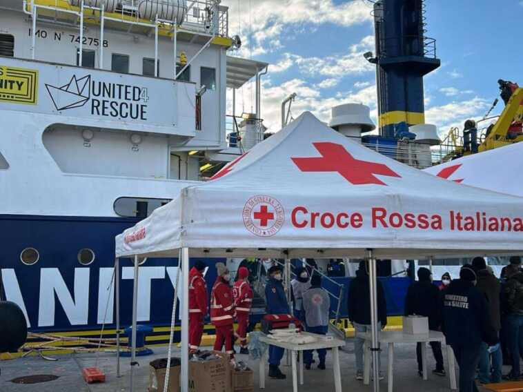 La Humanity 1 a Taranto con 126 migranti, tra loro 13 minori non accompagnati. Sono in buone condizioni
