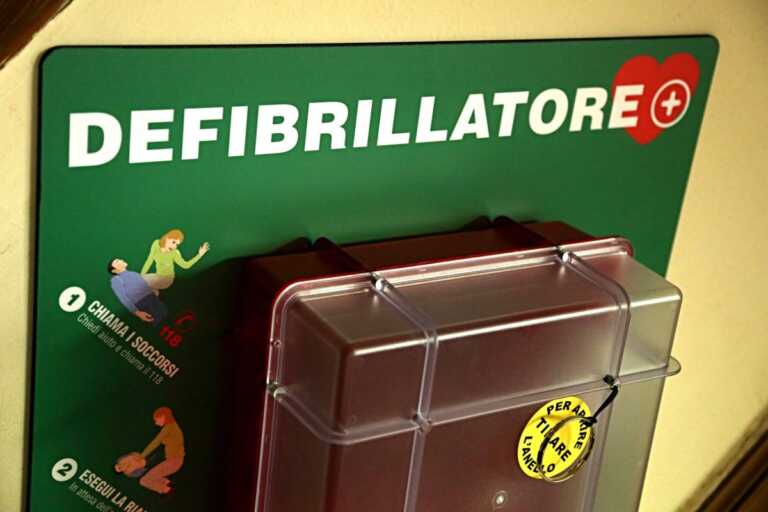 Palagiano, accusa un malore mentre gioca a calcetto: 60enne salvato dal defibrillatore
