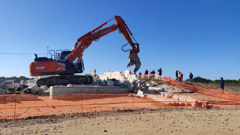 Lecce, via all’abbattimento dell’ex lido Rella. Salvemini: «Restituiamo la bellezza alla spiaggia di Frigole»