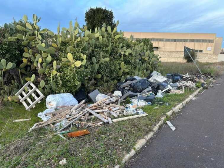 Modugno, una discarica a cielo aperto a due passi dai residenti: bonificata due volte ma resiste l’inciviltà