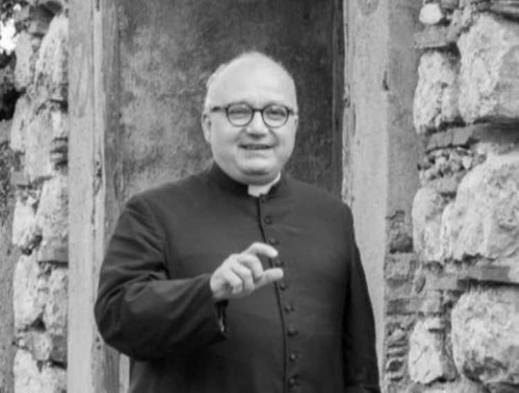 Ha un malore alla guida: muore a 58 anni don Antonio Petrone, parroco di Marsicovetere