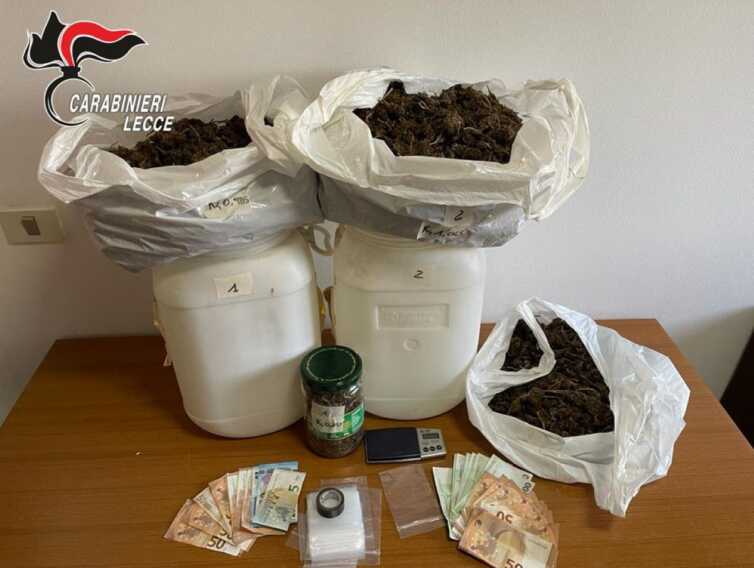 Casarano, nasconde in casa più di 2 chili di marijuana e 2mila euro in contanti: arrestato un operaio
