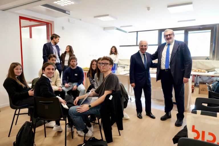 Emiliano visita la nuova sede di Bip a Bari: «Un’altra possibilità per trattenere i nostri talenti in Puglia» – VIDEO