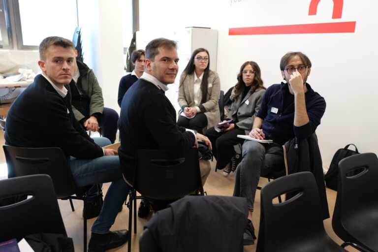 Galleria foto 'Emiliano visita la nuova sede di Bip a Bari: «Un’altra possibilità per trattenere i nostri talenti in Puglia» – VIDEO' - foto 7