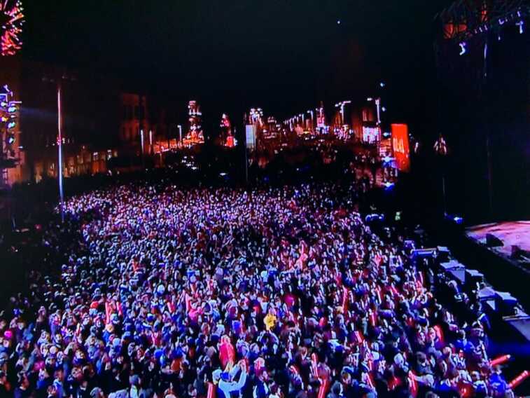 Capodanno in piazza a Bari, in migliaia per brindare al 2024