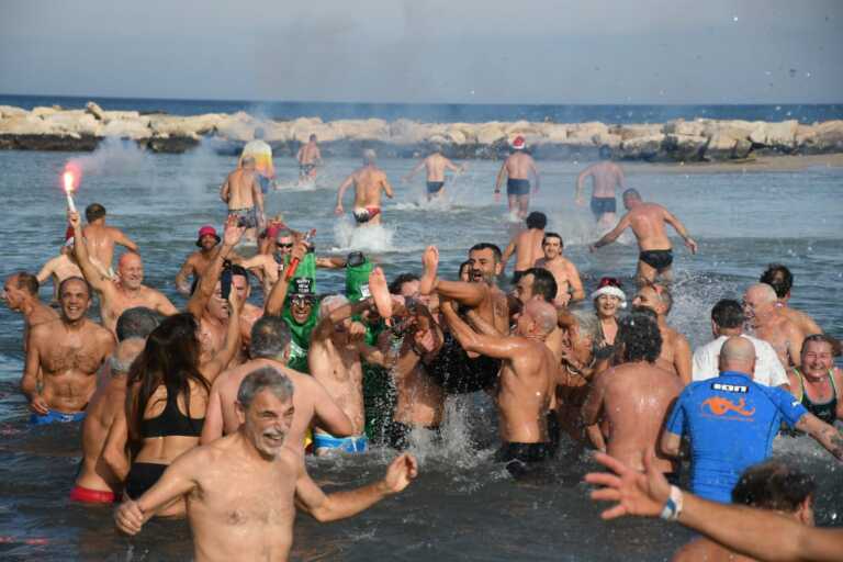Bari, si rinnova il tuffo di Capodanno a Pane e Pomodoro. Decaro: «Tradizione rispettata»