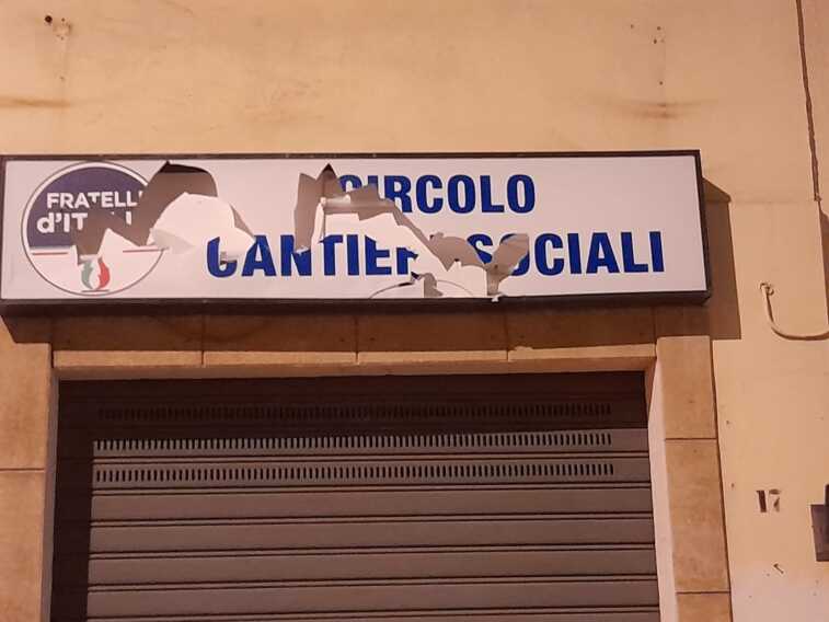 Galleria foto 'Danneggia l’insegna del circolo Fratelli d’Italia: denunciato un 42enne brindisino' - foto 1