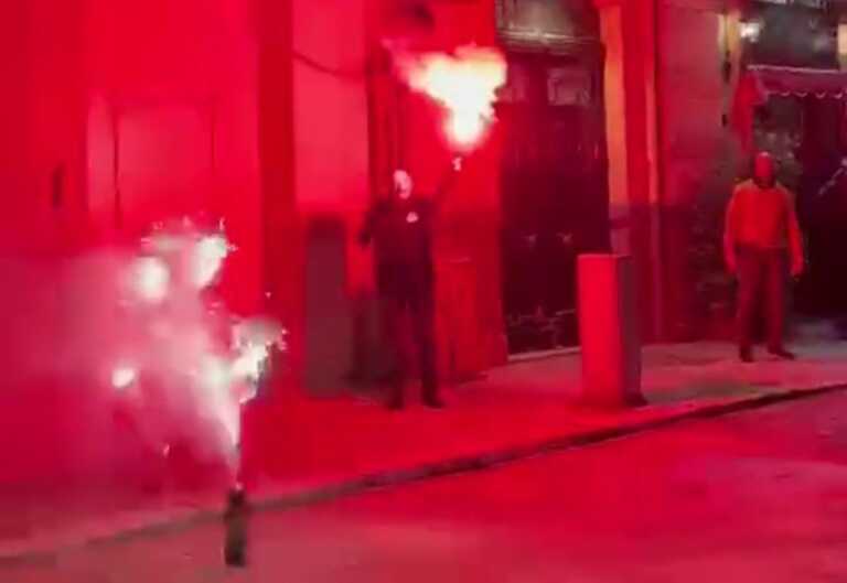 Bari, addio al cantiere infinito in via Carulli. Il proprietario della pizzeria festeggia con i fumogeni – VIDEO