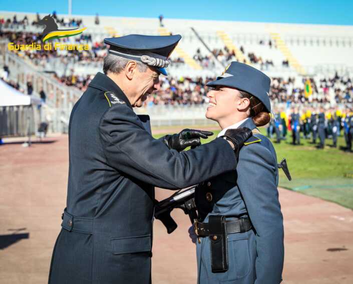 Galleria foto 'Bari, giurano 972 finanzieri e Decaro consegna il vessillo biancorosso – FOTO' - foto 2