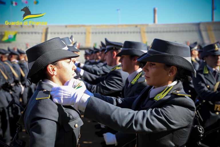 Bari, giurano 972 finanzieri e Decaro consegna il vessillo biancorosso – FOTO