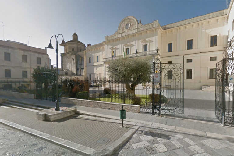 Gravina, quattro figli e una gravidanza a rischio ma deve lasciare la casa perché confiscata