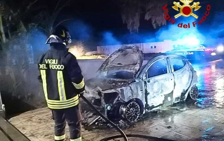 Ancora fiamme nel Salento: un incendio divampato nella notte distrugge un’auto a Matino