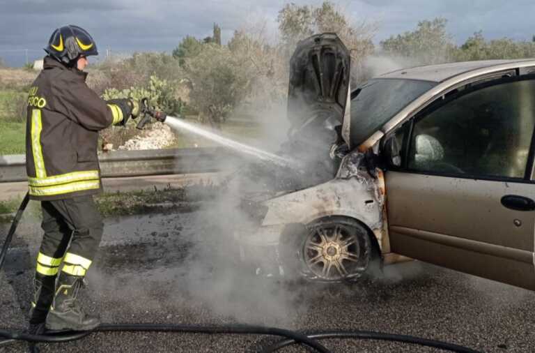 Paura sulla statale 16 nel Salento: in fiamme un’auto in transito. Intervengono i vigili del fuoco