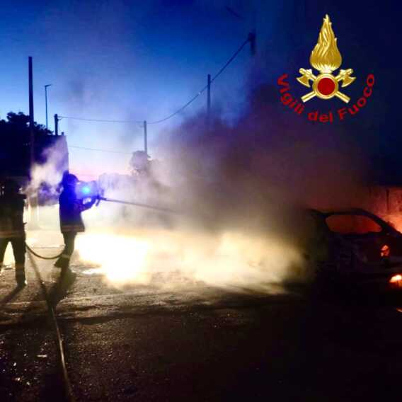 Galleria foto 'Fiamme nella notte a Castrignano del Capo: un incendio distrugge l’auto del sindaco' - foto 4