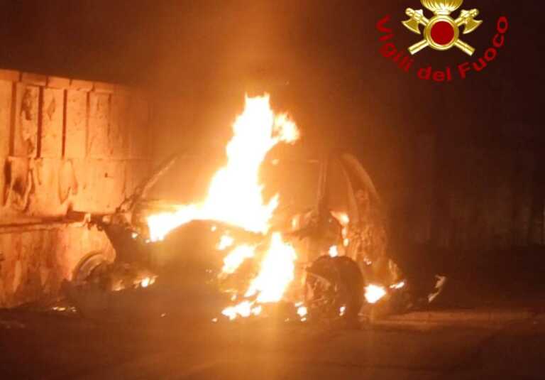 Fiamme nella notte a Castrignano del Capo: un incendio distrugge l’auto del sindaco
