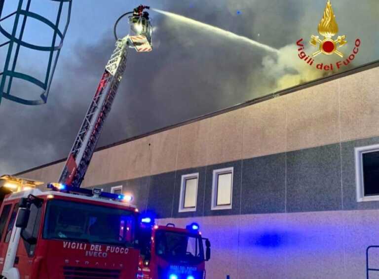 Incendio in una fabbrica di poliuretano alla periferia di Pisticci: ingenti i danni