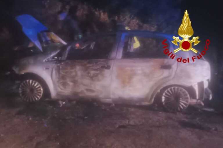 Galleria foto 'Gallipoli, un’auto distrutta da un incendio: indagini in corso per risalire alle cause' - foto 1