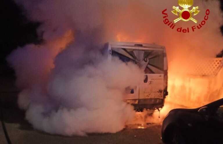 Galleria foto 'Incendio nella notte a Gallipoli: un furgone distrutto dalle fiamme. Indagini in corso' - foto 2