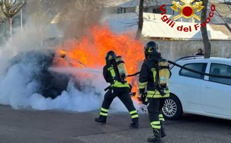 Due auto distrutte dalle fiamme a Lecce, danni per un’altra vettura: indagini in corso