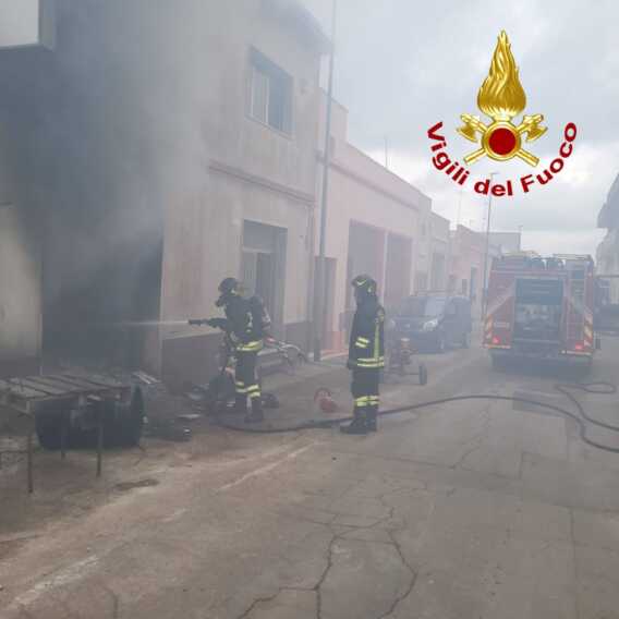 Galleria foto 'Incendio in un’officina a Morciano di Leuca: distrutti attrezzi agricoli. Inagibile un’abitazione' - foto 2