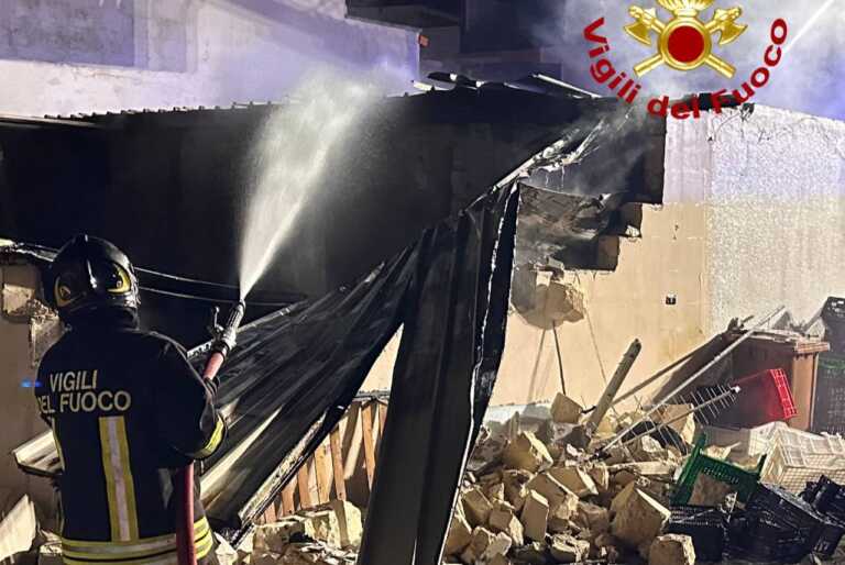 In fiamme un negozio e un’abitazione a Squinzano: intervengono i Vigili del fuoco. Nessun ferito – VIDEO
