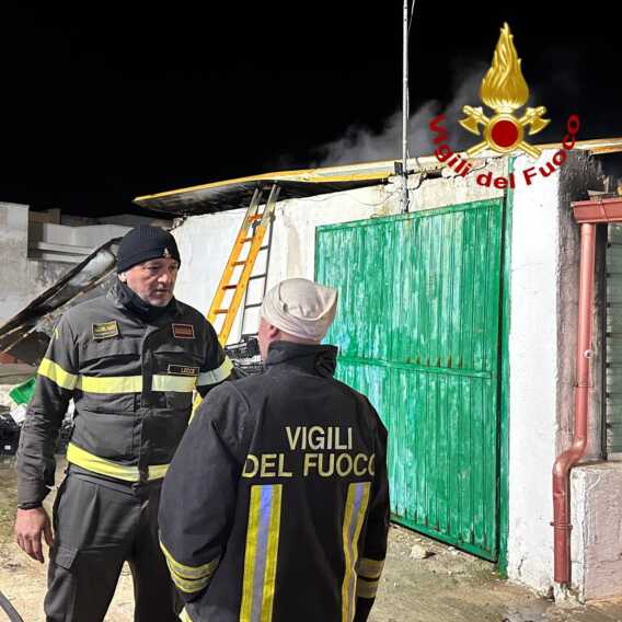 Galleria foto 'In fiamme un negozio e un’abitazione a Squinzano: intervengono i Vigili del fuoco. Nessun ferito – VIDEO' - foto 4