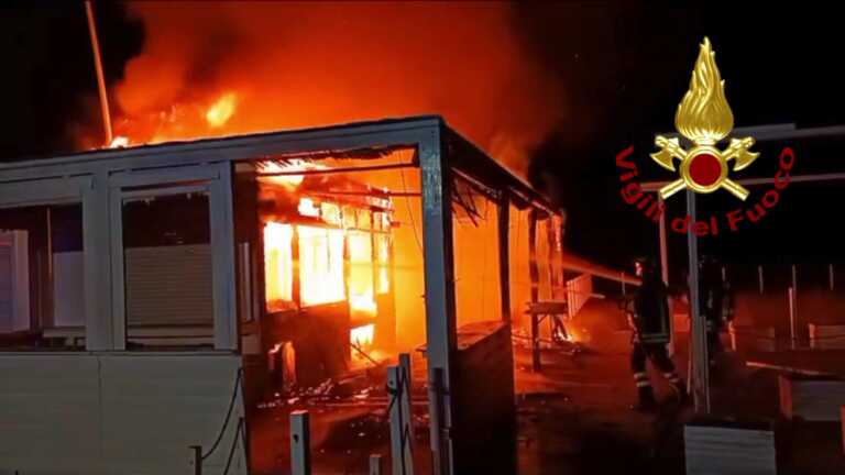 Incendio a Nardò: le fiamme distruggono uno stabilimento balneare. Indagini in corso – VIDEO