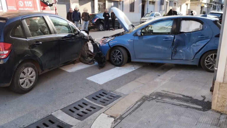 Incidente ad Andria, due auto si scontrano a un incrocio: tre persone in ospedale