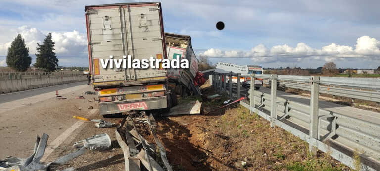 Camion fuori strada sulla statale 100 a Gioia del Colle: l’autista in ospedale