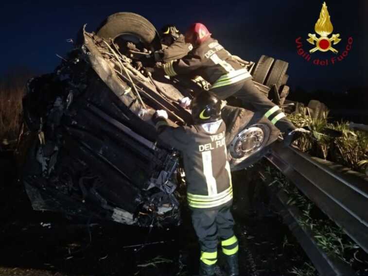 Galleria foto 'Scontro tra un’auto e un tir sulla statale tra Foggia e Candela: morto il camionista' - foto 2