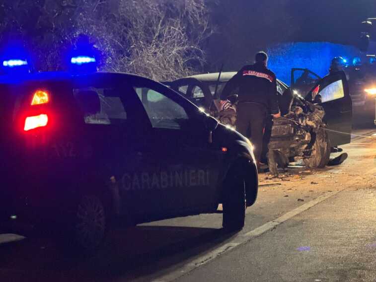 Auto contro un muretto a secco sulla Campi-Novoli: muore un 19enne, feriti altri quattro ragazzi