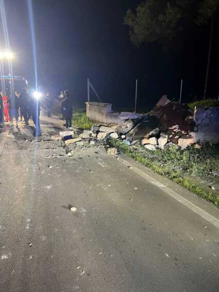 Galleria foto 'Auto contro un muretto a secco sulla Campi-Novoli: muore un 19enne, feriti altri quattro ragazzi' - foto 1