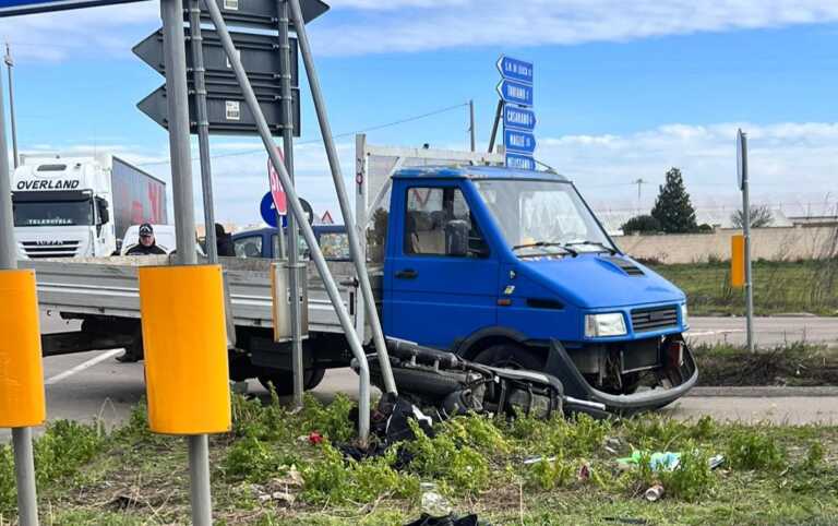 Scontro tra uno scooter e un camion sulla provinciale Casarano-Taviano: muore motociclista 69enne