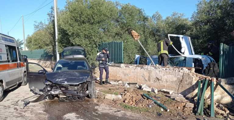 Scontro tra due auto a Trani: una si ribalta e finisce nel giardino di una villa. Un ferito