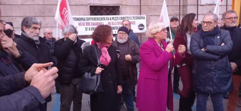 Sindaci in piazza a Bari contro l’autonomia differenziata: «È un progetto scellerato»