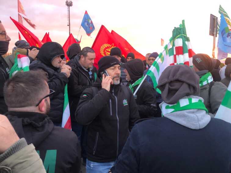 Sindacati e lavoratori manifestano davanti all’ex Ilva. Il grido in coro: «Mittal via da Taranto»