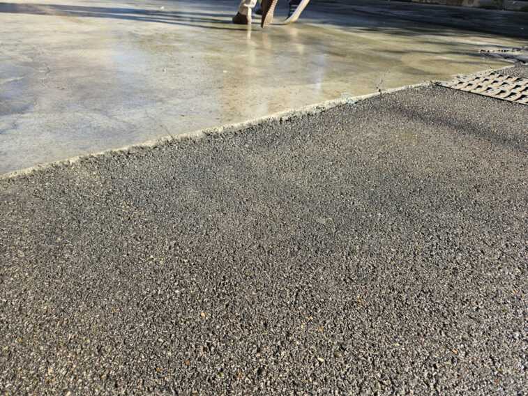 Galleria foto 'Bari, marciapiede sconnesso al mercato di Santa Chiara: cade un anziano, soccorso dai sanitari del 118' - foto 2
