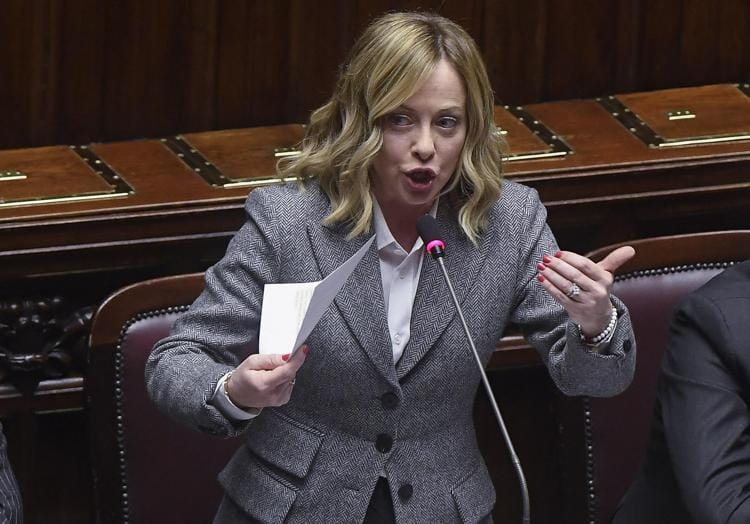 Meloni contro tutti. La premier si difende da Conte e Schlein