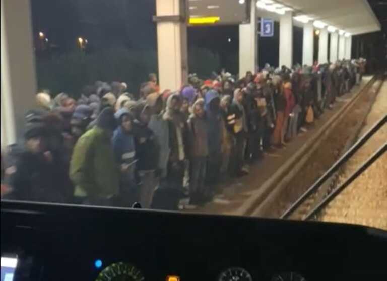 Migranti sui binari tra Santo Spirito e Palese rallentano i treni a Bari: il caso arriva in Parlamento