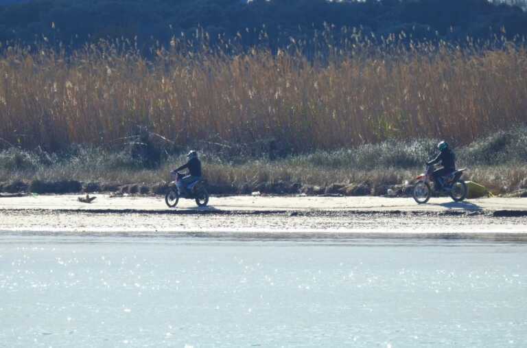 Sfrecciano in motocross tra le dune di Torre Guaceto: fermati 2 giovani. Sequestrati i mezzi