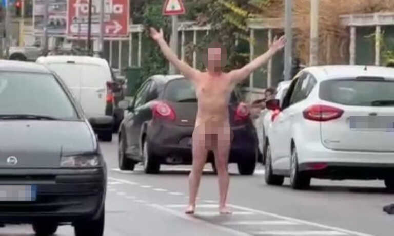 In giro nudo per le strade di Bari: le immagini diventano virali sui social – VIDEO