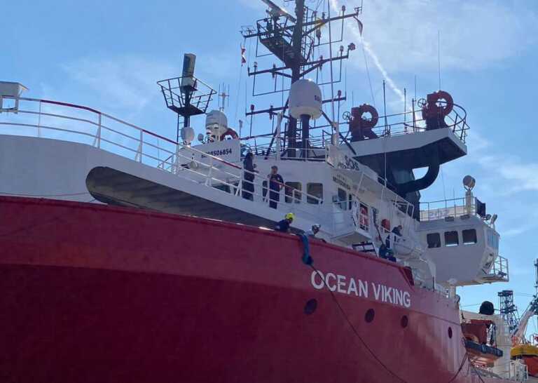 Finiti i 20 giorni di fermo amministrativo della Ocean Viking a Bari: «Torniamo in mare»