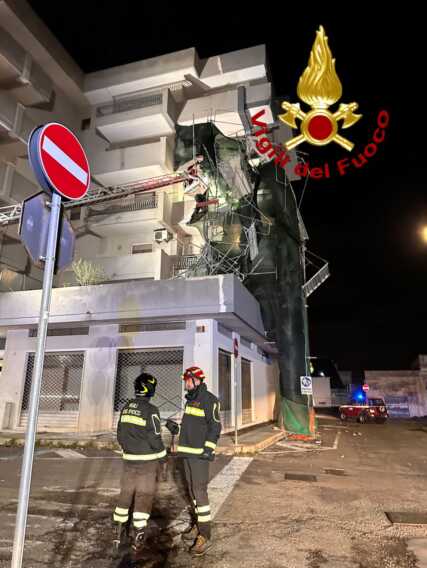 Galleria foto 'Lecce, per il vento forte crolla un’impalcatura. Danneggiate due auto, scongiurato il pericolo per le persone' - foto 1
