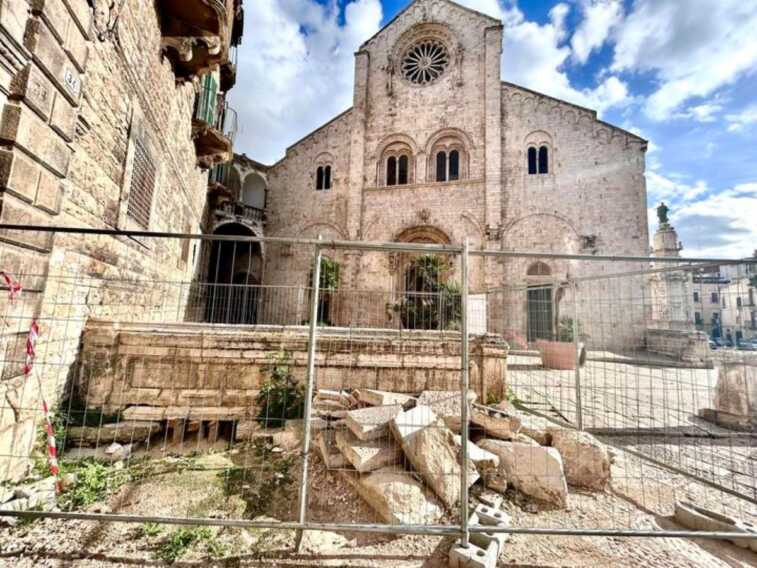Bitonto, cantiere lumaca in piazza Cattedrale: «Manca l’ok della Soprintendenza per la pavimentazione»