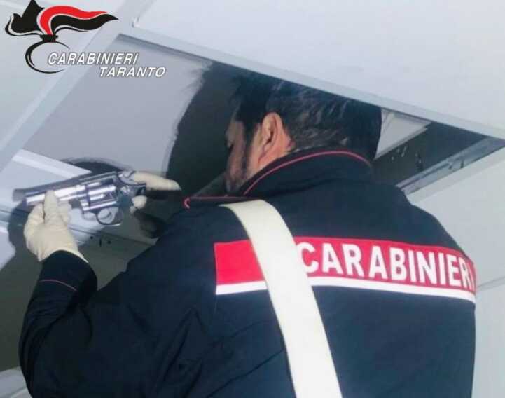 Due pistole e oltre un chilo di eroina nel controsoffitto: arrestato un 38enne a Taranto