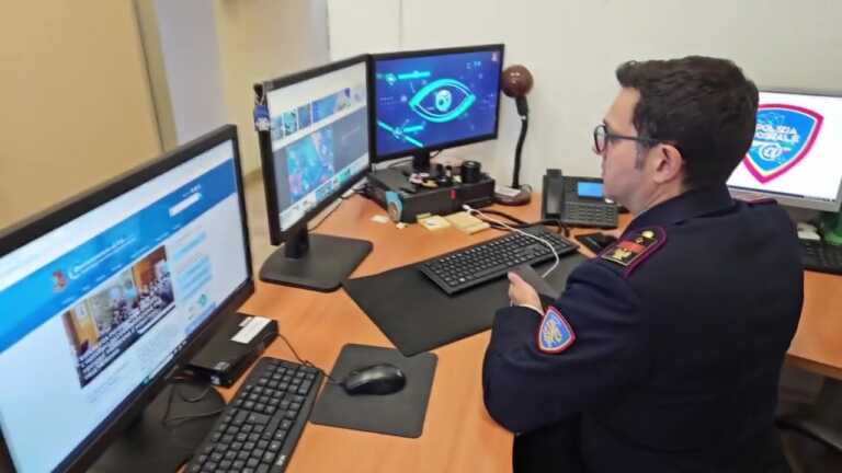 Galleria foto 'Ricattano un 30enne per non diffondere foto intime: 2 giovani arrestati a Bari. Denunciato un minore – VIDEO' - foto 1