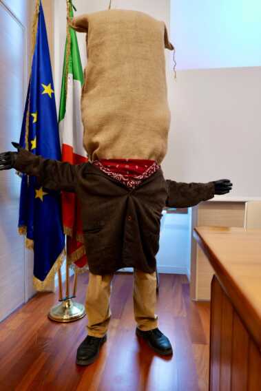 Galleria foto 'Carnevale di Sammichele: via ai “festini” con l’Omene curte. La “mascotte” protagonista anche a Venezia – VIDEO' - foto 1