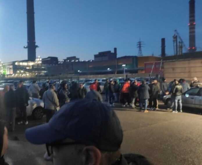 Ex Ilva, sit-in dei lavoratori dell’indotto davanti allo stabilimento di Taranto. Emiliano: «Servono garanzie»