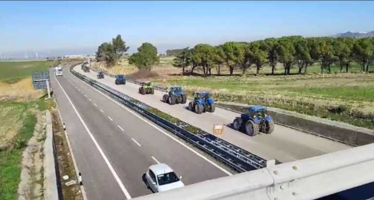 I trattori sfilano sulla strada statale 16 nelle province di Bari e Brindisi: possibili disagi alla circolazione