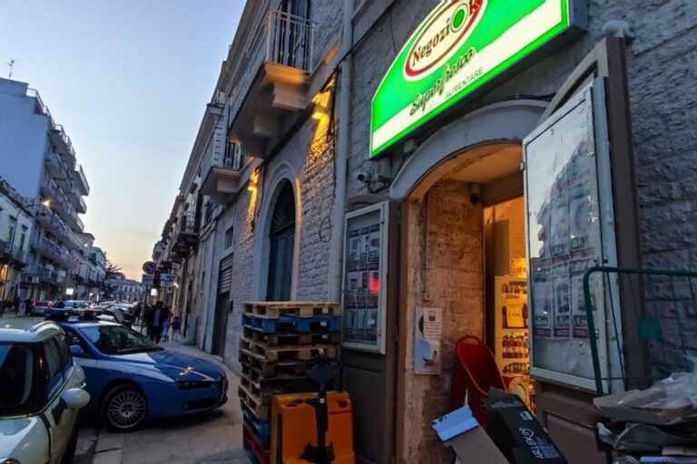 Galleria foto 'Bitonto, tenta due rapine in pochi minuti ma entrambi i colpi falliscono: ladro in fuga senza bottino' - foto 1